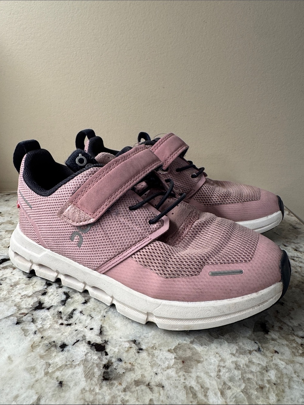 On Running Kids Pink and Black Hook-and-Loop Athletic Sneakers